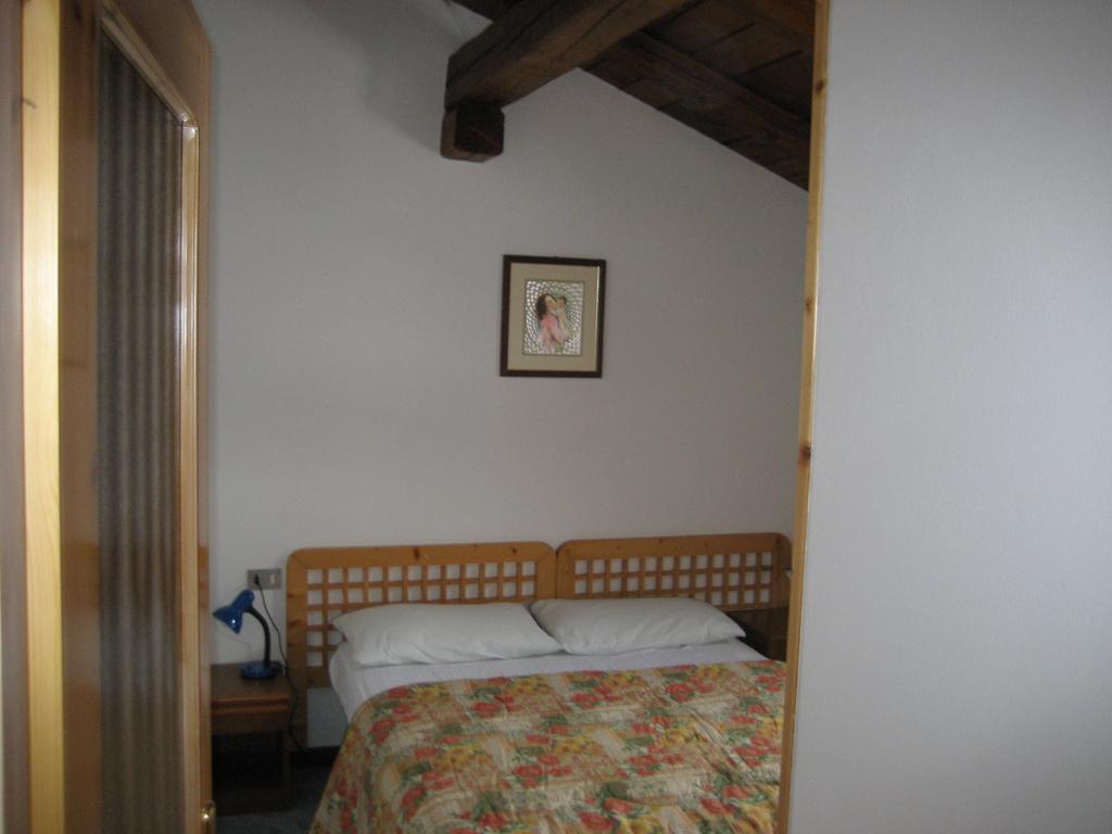 Casa Martini Lägenhet Mezzana  Rum bild